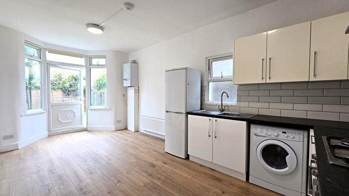 2 Bedroom Flat To Rent In Beresford Road, Hornsey, London, N8