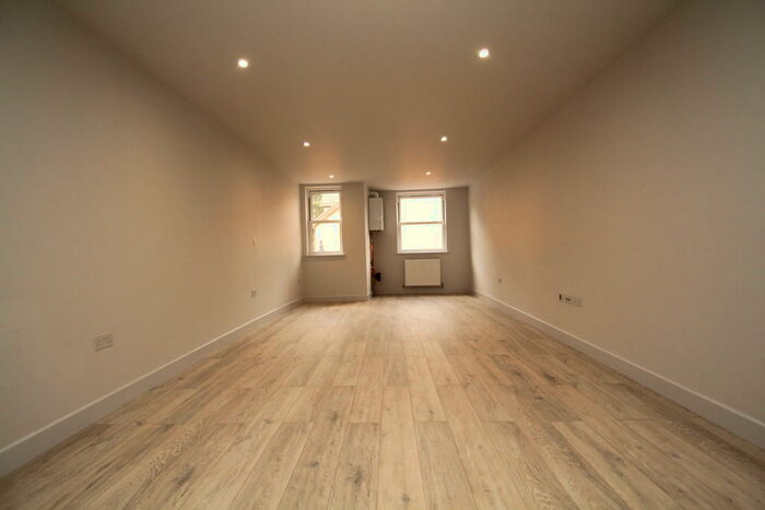 Apartment To Rent In Roman Road, London, E3