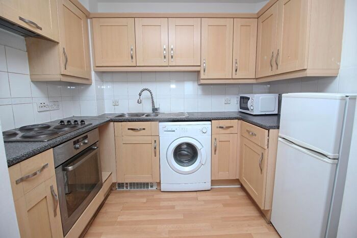 2 Bedroom Flat To Rent In Eastern Avenue, Ilford, IG2
