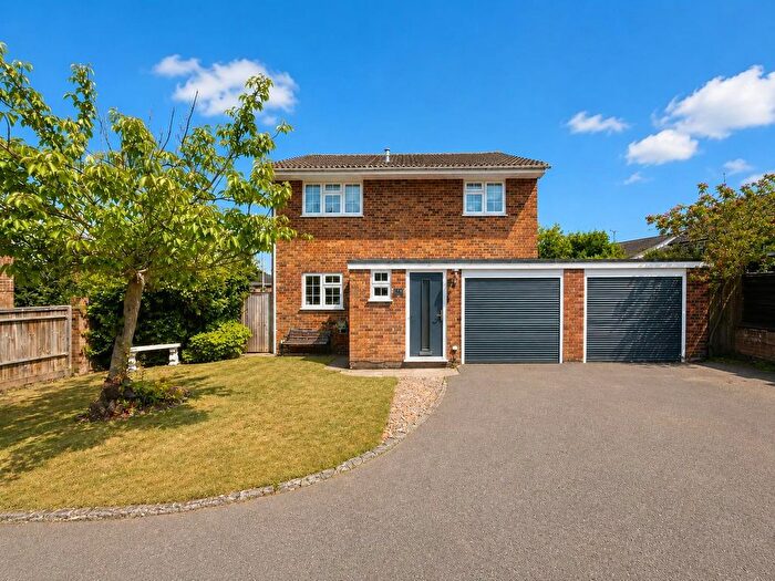 4 Bedroom Detached House For Sale In Kipling Close, Yateley, GU46
