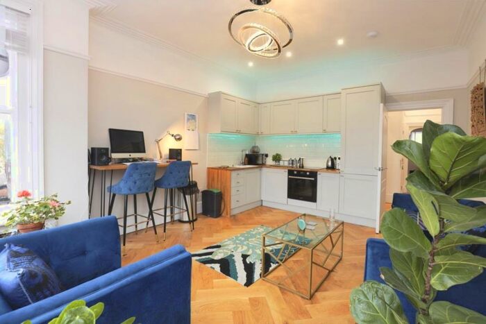 3 Bedroom Apartment To Rent In Westbourne Road, Penarth, CF64