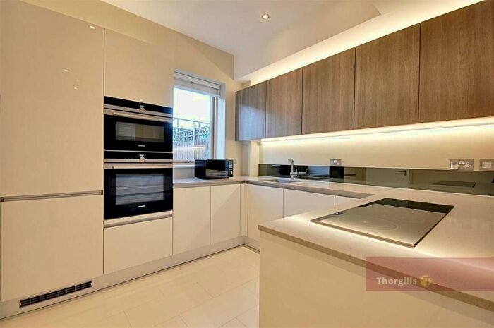 4 Bedroom Town House To Rent In Gibsons Place, Brentford, TW8