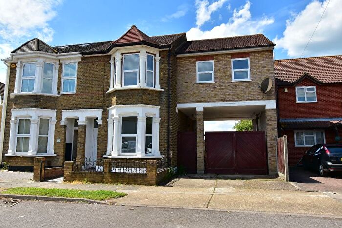 4 Bedroom Semi-Detached House To Rent In Cross Road, Mawneys, Romford, RM7