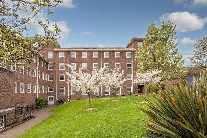 2 Bedroom Flat For Sale In Scott Avenue, West Hill, London, SW15