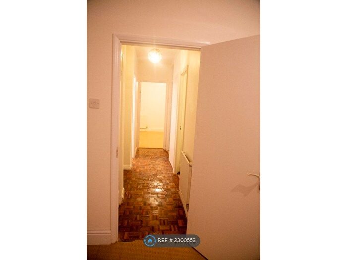 2 Bedroom Flat To Rent In Dudley Court, London, N12