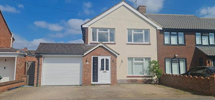 3 Bedroom Semi-Detached House To Rent In Cawcott Drive, Windsor, SL4