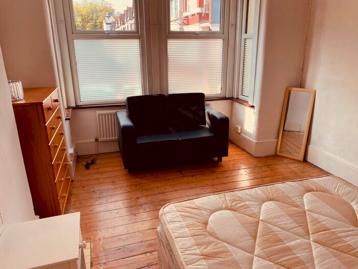 2 Bedroom Flat To Rent In St. Margarets Avenue, Turnpike Lane, N15