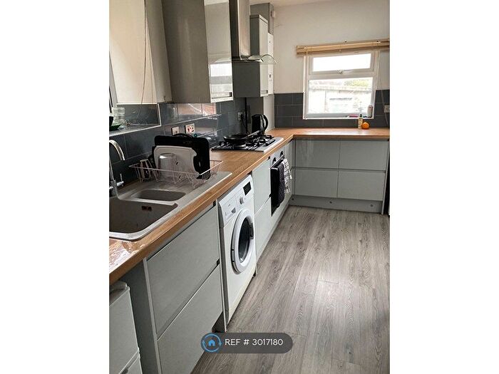 3 Bedroom Semi-Detached House To Rent In Ridgeway Lane, Bristol, BS14
