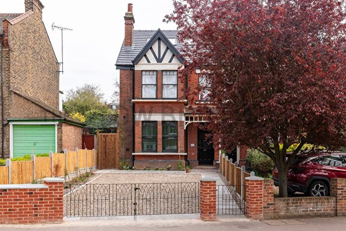 5 Bedroom Semi-Detached House To Rent In The Avenue, Highams Park, E4