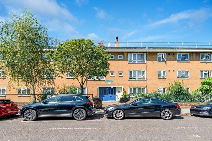 3 Bedroom Flat To Rent In Frampton Park Road, Hackney, E9