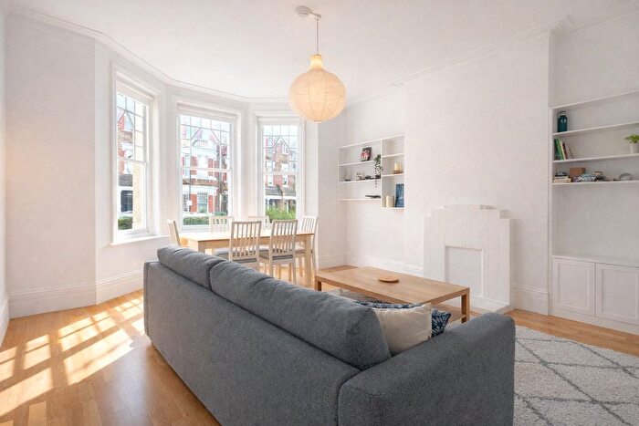 3 Bedroom Flat To Rent In Lawn Mansions, Gondar Gardens, West Hampstead, London, NW6