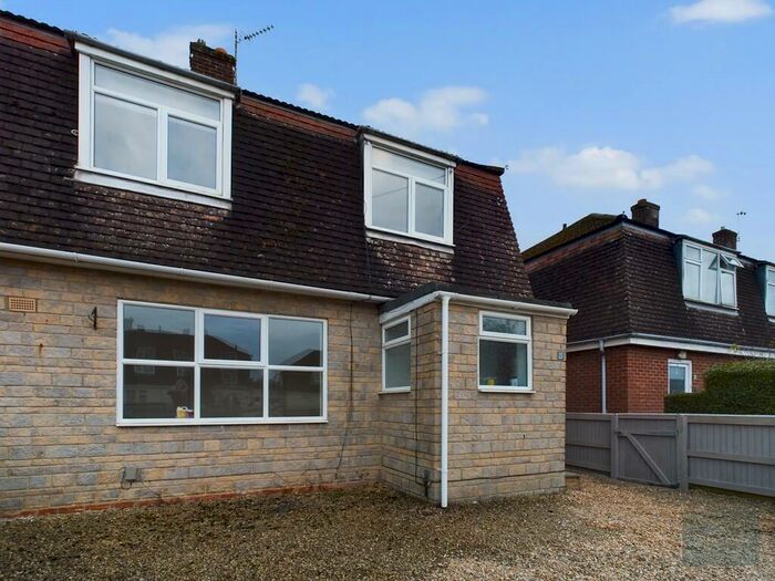 4 Bedroom Semi-Detached House To Rent In Sangster Avenue, SN12