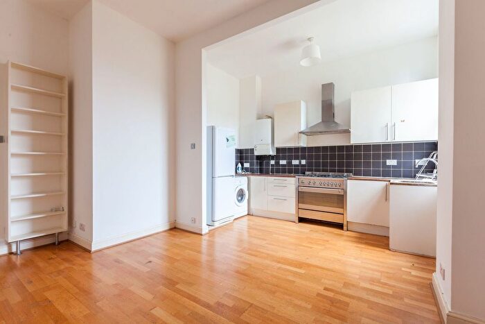 1 Bedroom Flat To Rent In Victoria Park Square, Bethnal Green, London, E2