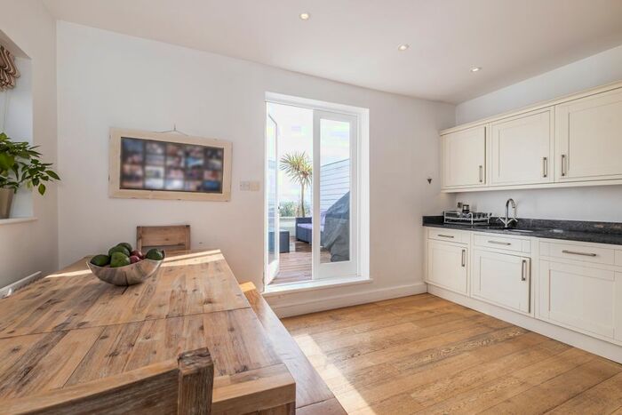 3 Bedroom Flat To Rent In Vineyard Hill Road, London, SW19