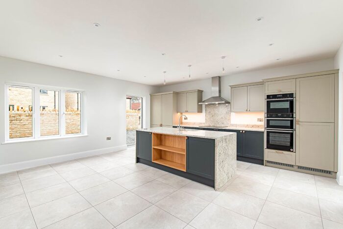 4 Bedroom Detached House For Sale In Andrews Drive, Marshfield, SN14
