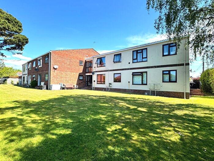 1 Bedroom Flat For Sale In Whitefield Road New Milton Hampshire, BH25
