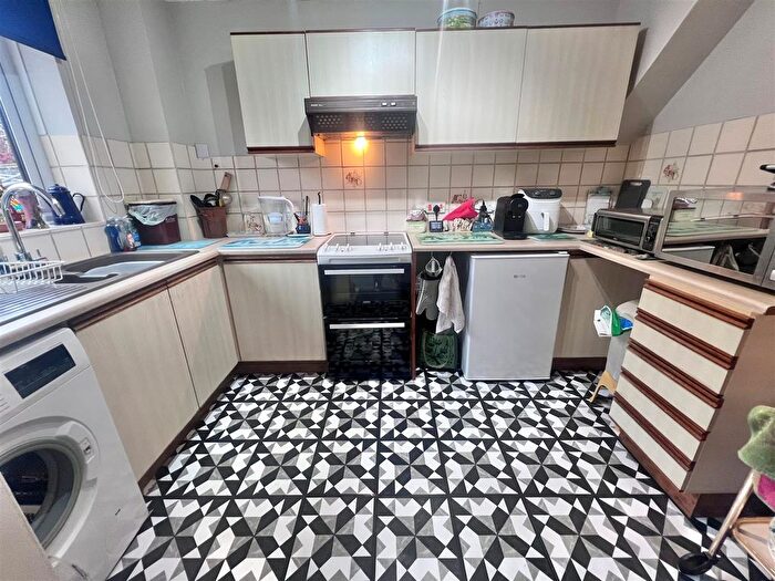 3 Bedroom Semi-detached House For Sale In Honeyfields, Gillingham, SP8