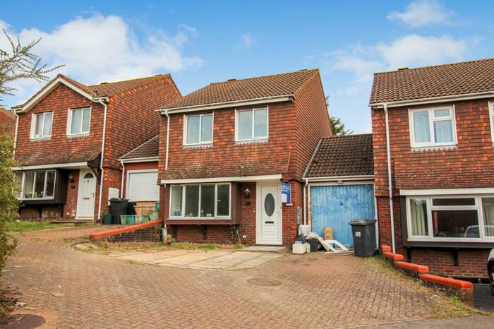 3 Bedroom Link Detached House To Rent In Sovereign Way, Calcot, Reading, RG31