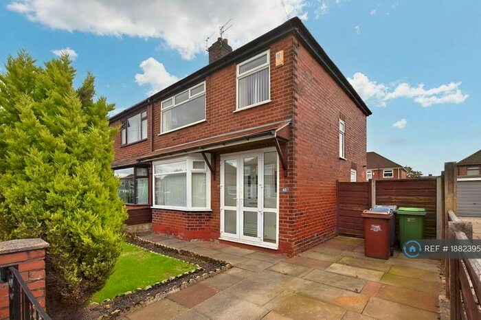 3 Bedroom Semi-Detached House To Rent In Whitegate Road, Chadderton, Oldham, OL9