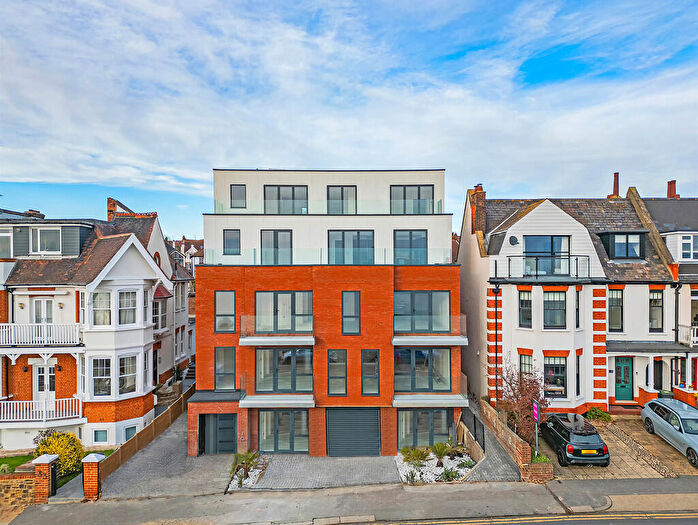 3 Bedroom Apartment For Sale In Grand Parade, Leigh-on-Sea, SS9