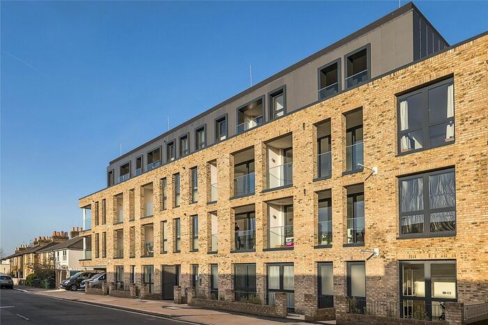 2 Bedroom Flat For Sale In Brighton Road, Surbiton, KT6