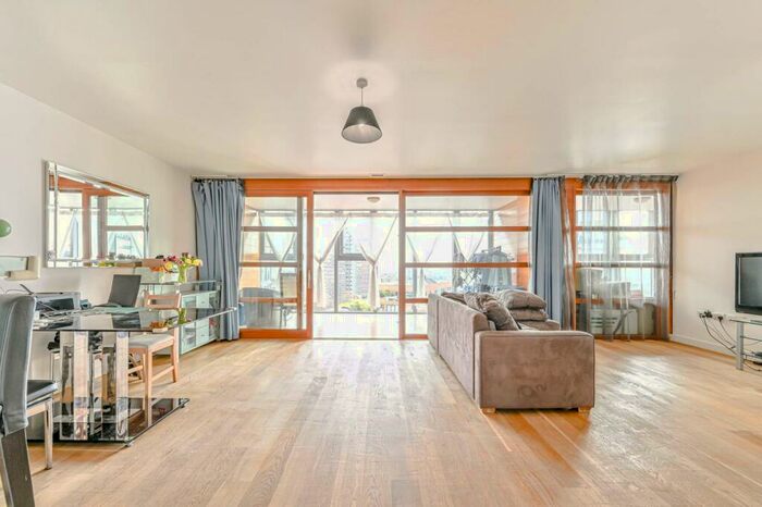 2 Bedroom Flat To Rent In Falcon Wharf, Battersea, London, SW11