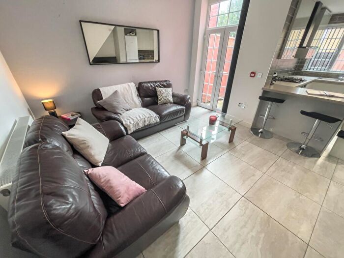 1 Bedroom House To Rent In Cotswold Street, L7