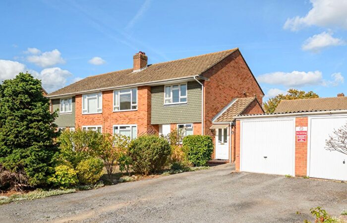 2 Bedroom Maisonette For Sale In Havers Avenue, Hersham Village, KT12