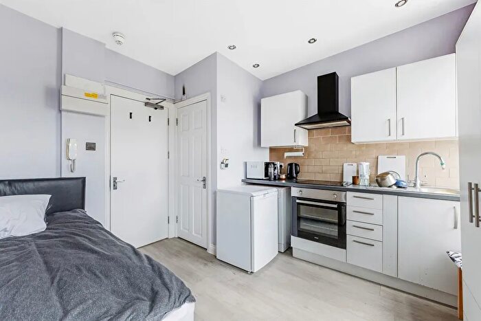 Studio To Rent In Very Near Warwick Road Area, Earls Court, SW5