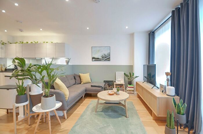 1 Bedroom Flat For Sale In Denman Avenue, Southall, UB2