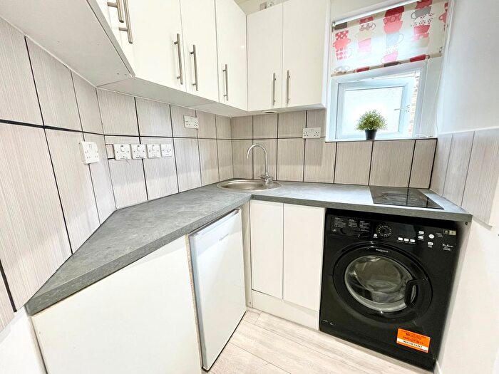 Studio To Rent In Arnold Road, London, N15