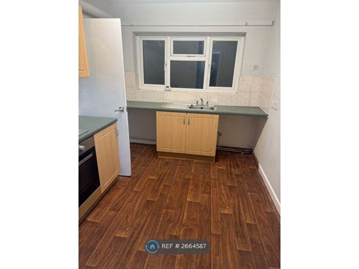 2 Bedroom Flat To Rent In Windmill Hill, Halesowen, B63