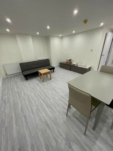 2 Bedroom Flat To Rent In Goldhawk Road, Hammersmith, W12