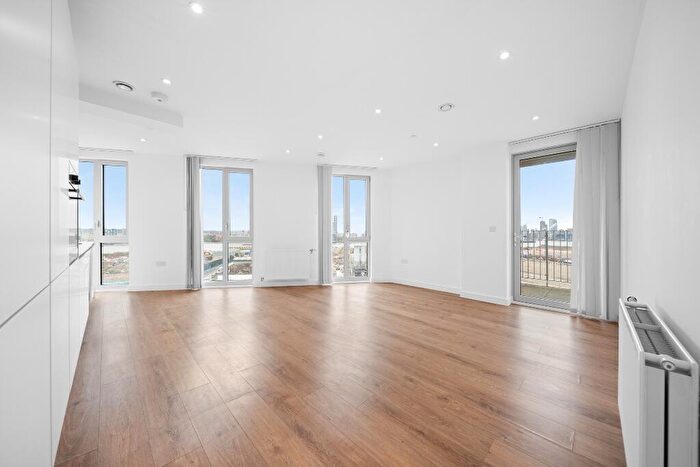 2 Bedroom Apartment For Sale In Copeland Court, London, E16