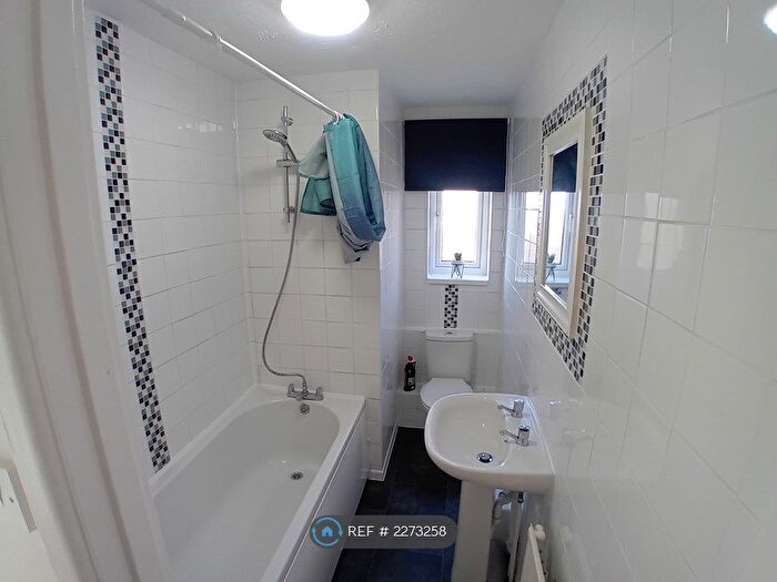 1 Bedroom Flat To Rent In Cranmer Court, Swansea, SA5