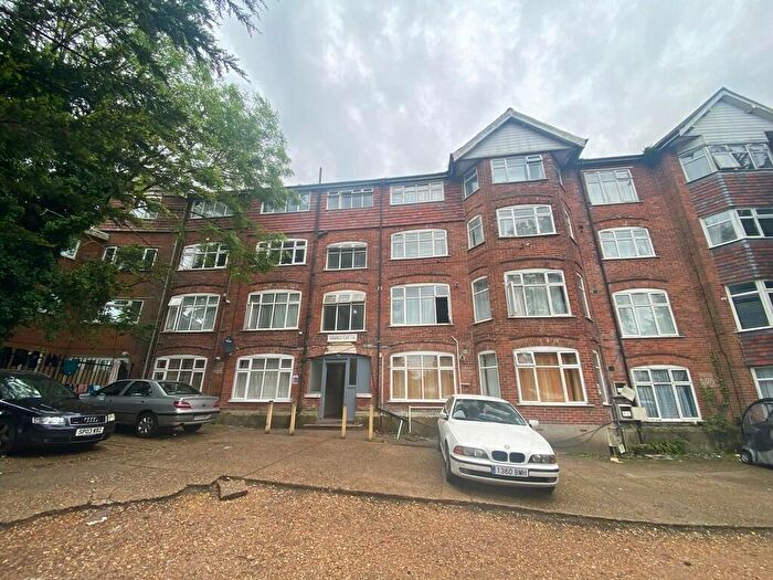 1 Bedroom Flat To Rent In Barnfield Flats, SO19