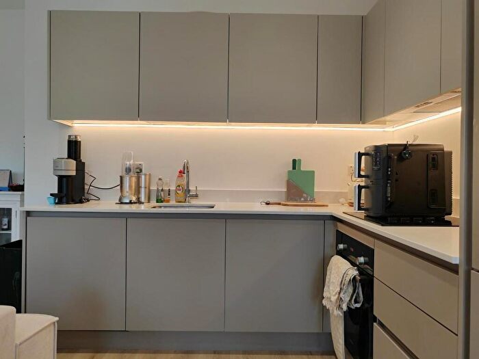 1 Bedroom Block Of Apartments To Rent In Flat, - Peach Street, Wokingham, RG40
