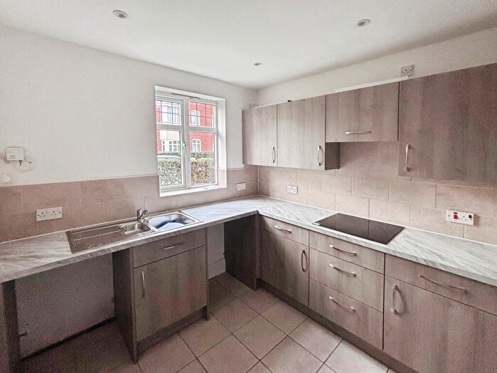 4 Bedroom Town House To Rent In Flaxley Road, Bunkers Hill, LN2