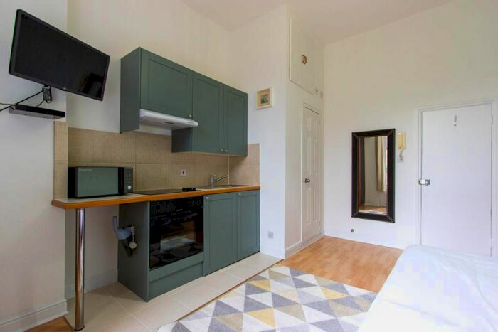 Studio To Rent In West Cromwell Road, Earls Court, London, SW5