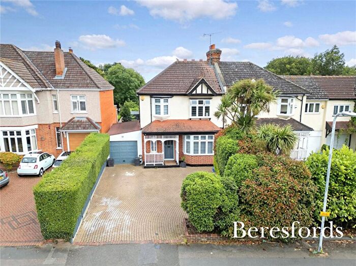 3 Bedroom Semi Detached House For Sale In Courtenay Gardens, Upminster, RM14