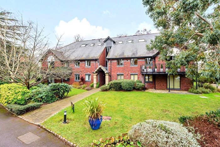 2 Bedroom Flat For Sale In Woburn Hill Park, Woburn Hill, Addlestone, KT15