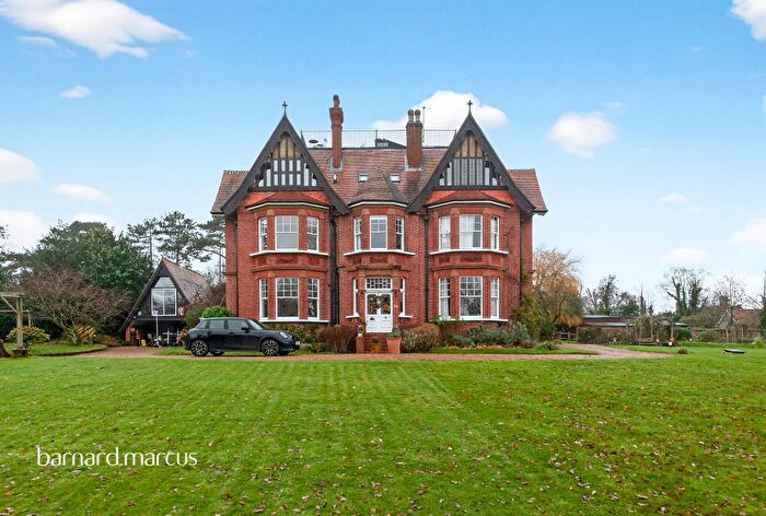 2 Bedroom Flat For Sale In Picketts Lane, Redhill, RH1