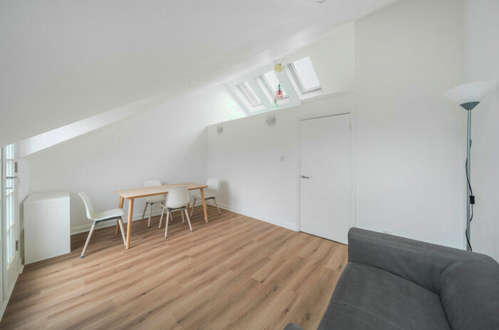 2 Bedroom Apartment To Rent In Dresden Road, Archway, London, N19
