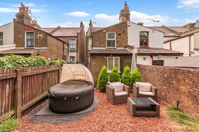 Studio To Rent In Rear Studio, Oak Grove, Willesden Green, NW2