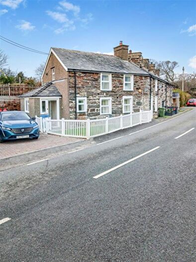 3 Bedroom End Of Terrace House For Sale In / Tai Newyddion, Ynys, LL47