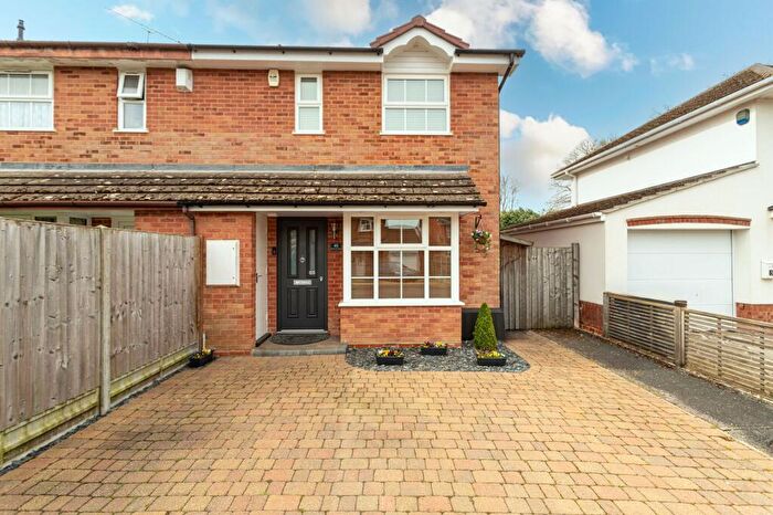 2 Bedroom End Of Terrace House For Sale In Waldorf Heights, Blackwater, GU17