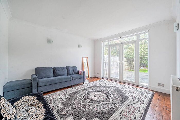 4 Bedroom Semi-detached House To Rent In Fort Road, Northolt, UB5