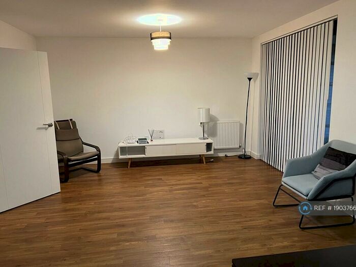 3 Bedroom Maisonette To Rent In Kingfisher Heights, London, E16