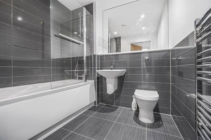 2 Bedroom House For Sale In Douglas House, Ferry Court, Cardiff, CF11