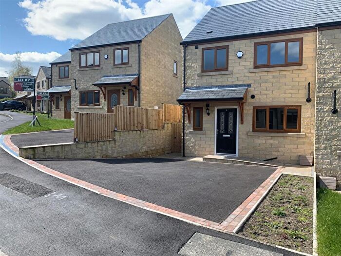 3 Bedroom Semi-Detached House To Rent In Hazelwood Close, Hadfield, Glossop, SK13